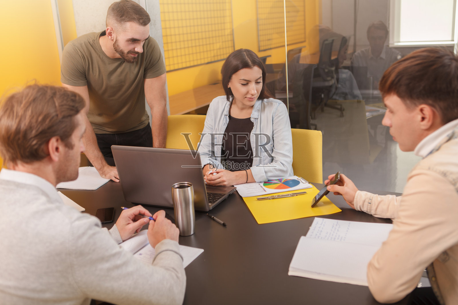 商务人士在现代办公室照片摄影图片