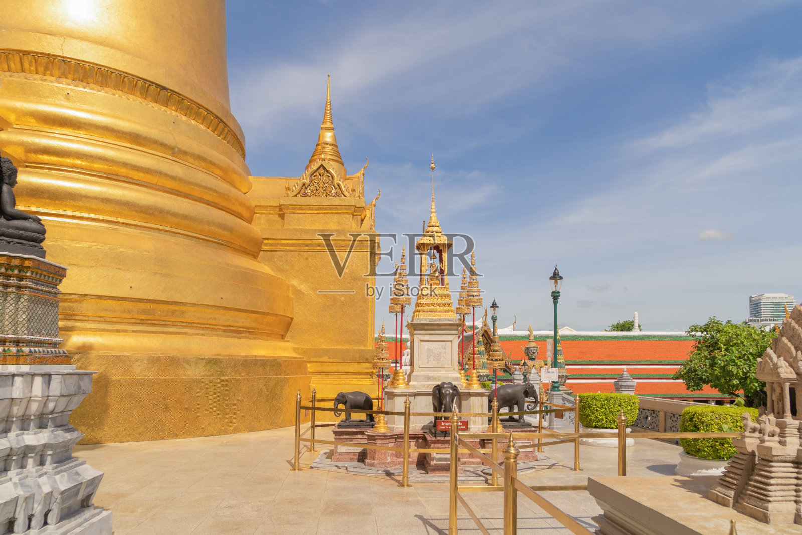 泰国曼谷翡翠佛寺的金塔。佛寺和大皇宫在旧城，城市。佛教寺庙，泰国建筑。一个旅游景点照片摄影图片