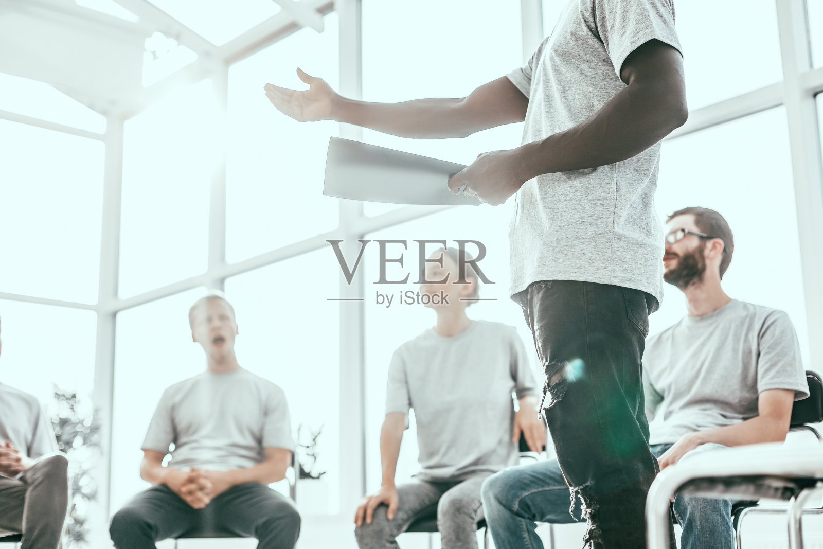 背景图像的发言者朗读一组学生的报告照片摄影图片