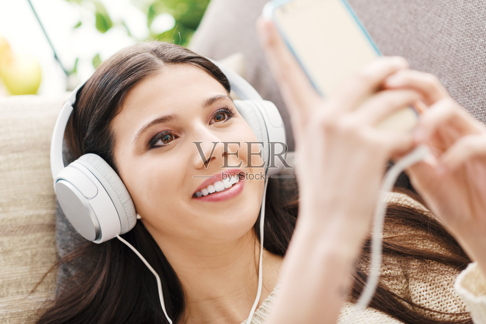 女人用智能手机发短信照片摄影图片