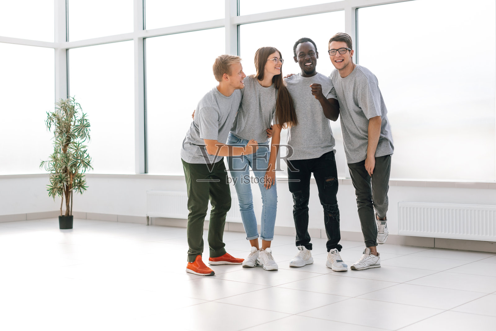 快乐的年轻员工站在新办公室里照片摄影图片