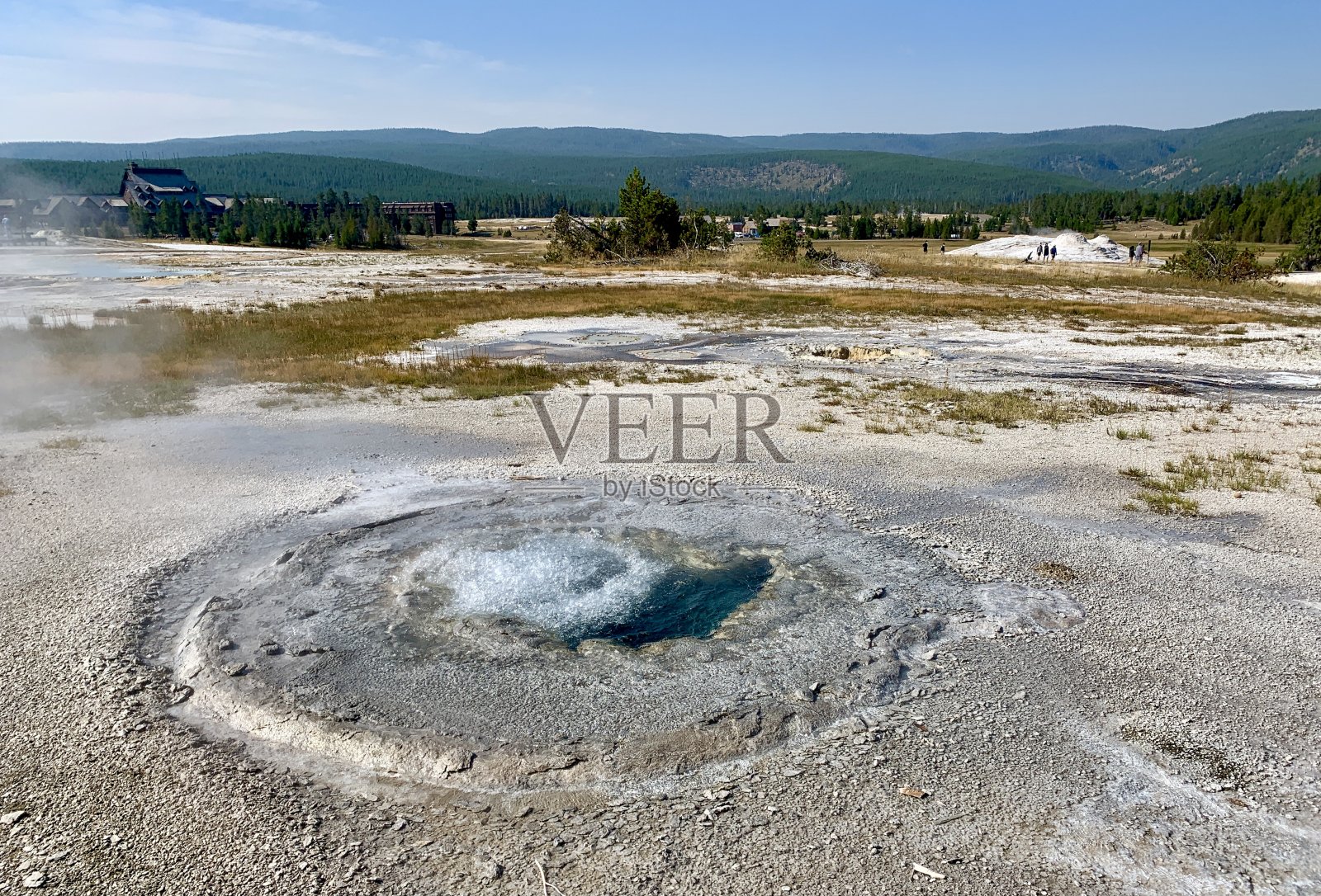 黄石公园上间歇泉盆地的沸水池照片摄影图片