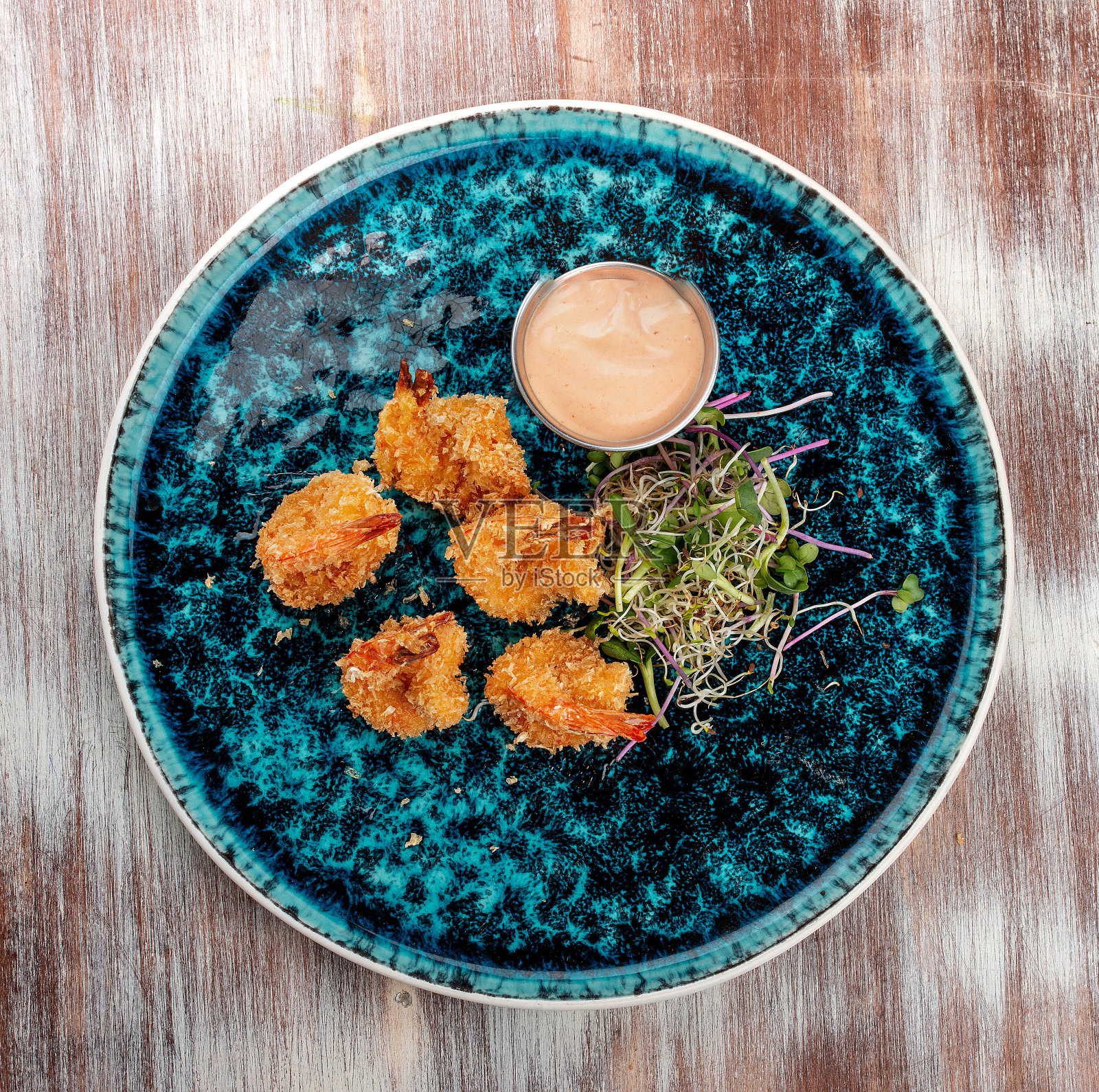 酱汁炸虎虾放在装饰盘上照片摄影图片