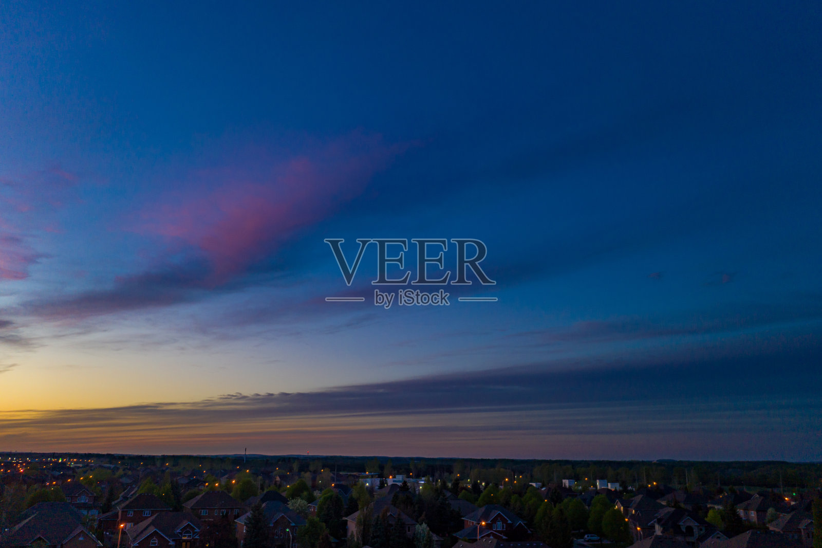 卢瑟福路和伊斯灵顿大街的鸟瞰图，位于Woodbridge的独立复式住宅在沃恩，安大略省，加拿大照片摄影图片