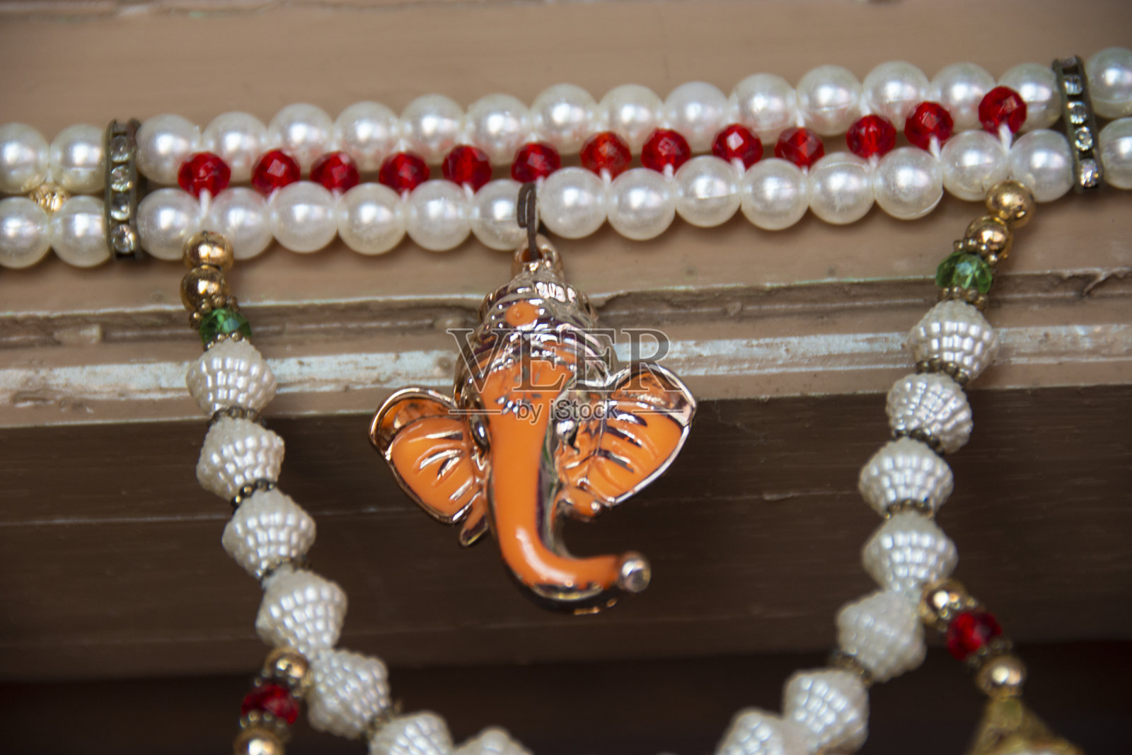 门上挂着象头是非常幸运的护身符照片摄影图片