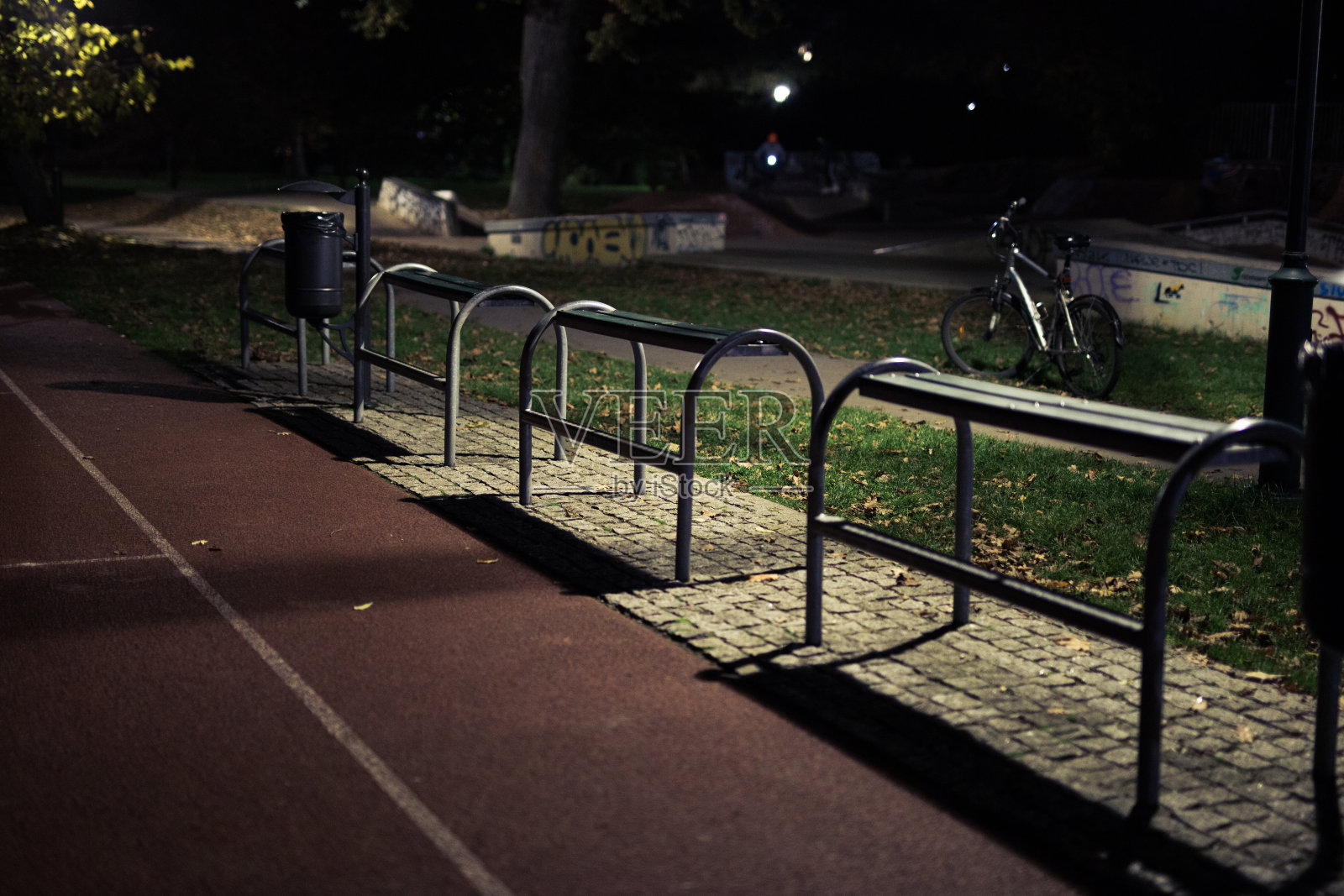 空旷的操场，长椅，夜晚照片摄影图片