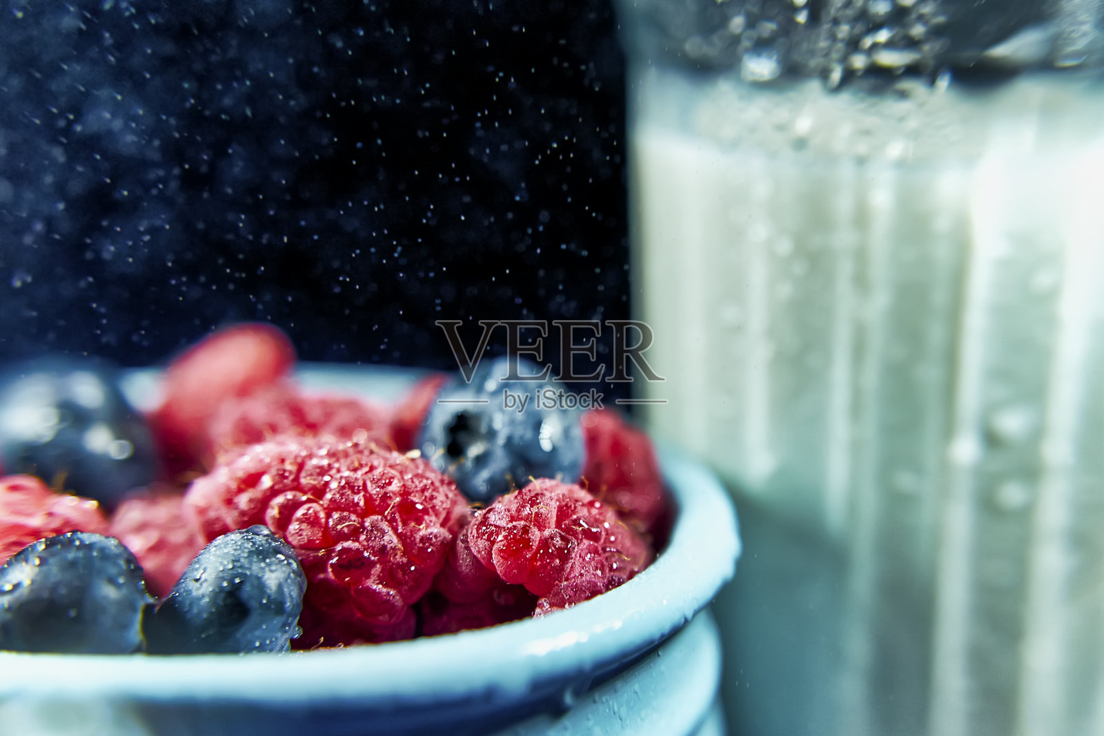 美味的夏季浆果和一杯牛奶的健康食物照片摄影图片