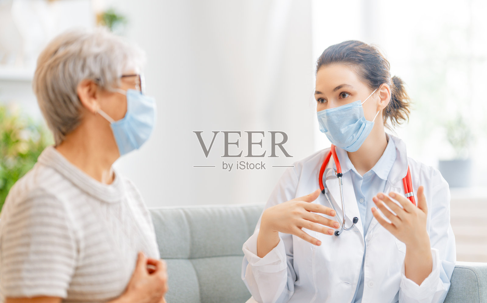 医生和戴口罩的妇女照片摄影图片