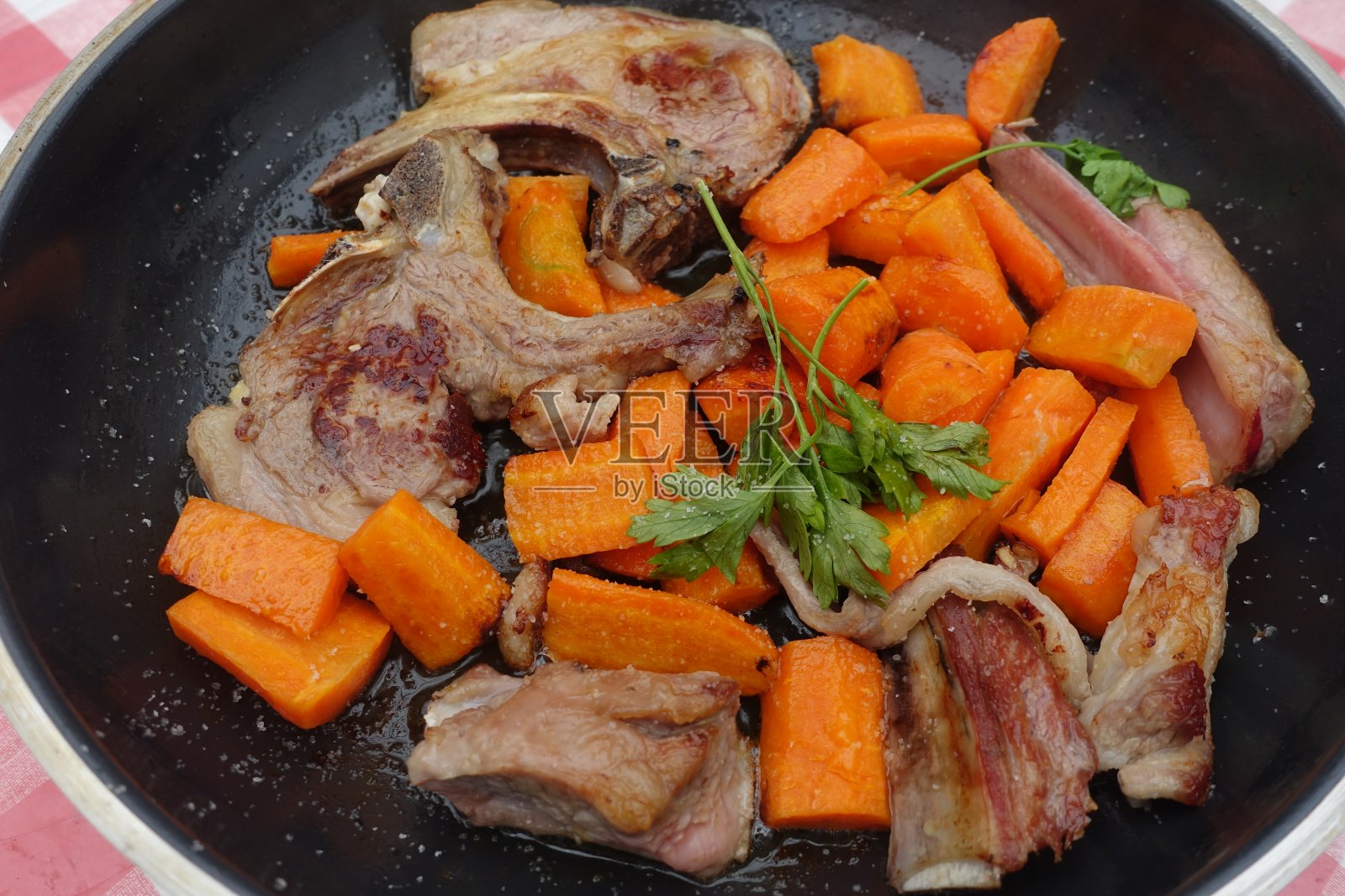 用烹饪器具与蔬菜和芳香植物炖羊肉照片摄影图片