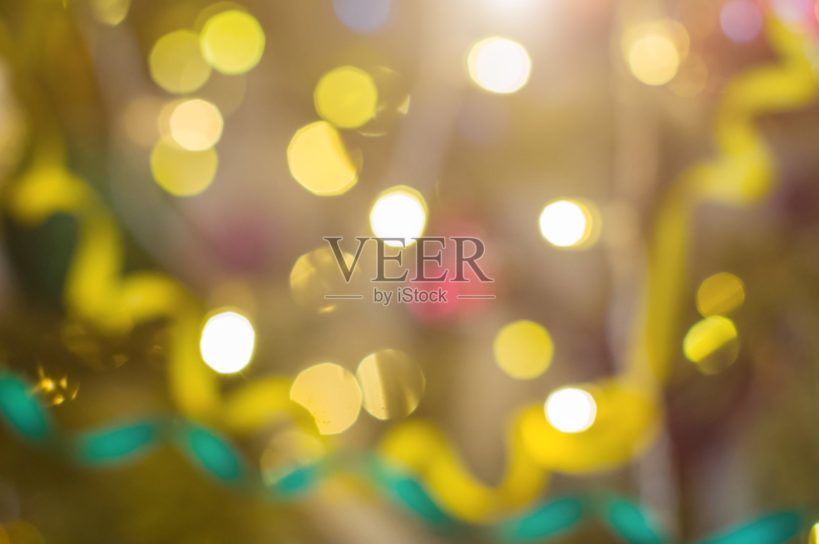 圣诞树上挂着五颜六色的蛇形图案。节日灯的背景。散焦图像。照片摄影图片