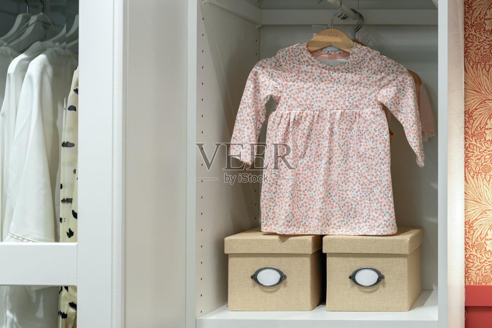 儿童房间内的衣服和储物盒。照片摄影图片