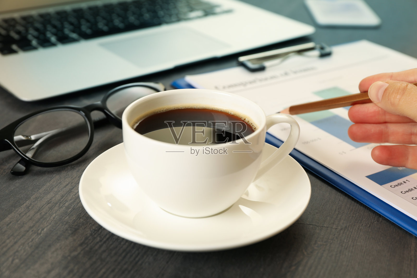 财务规划概念在黑色木桌上照片摄影图片