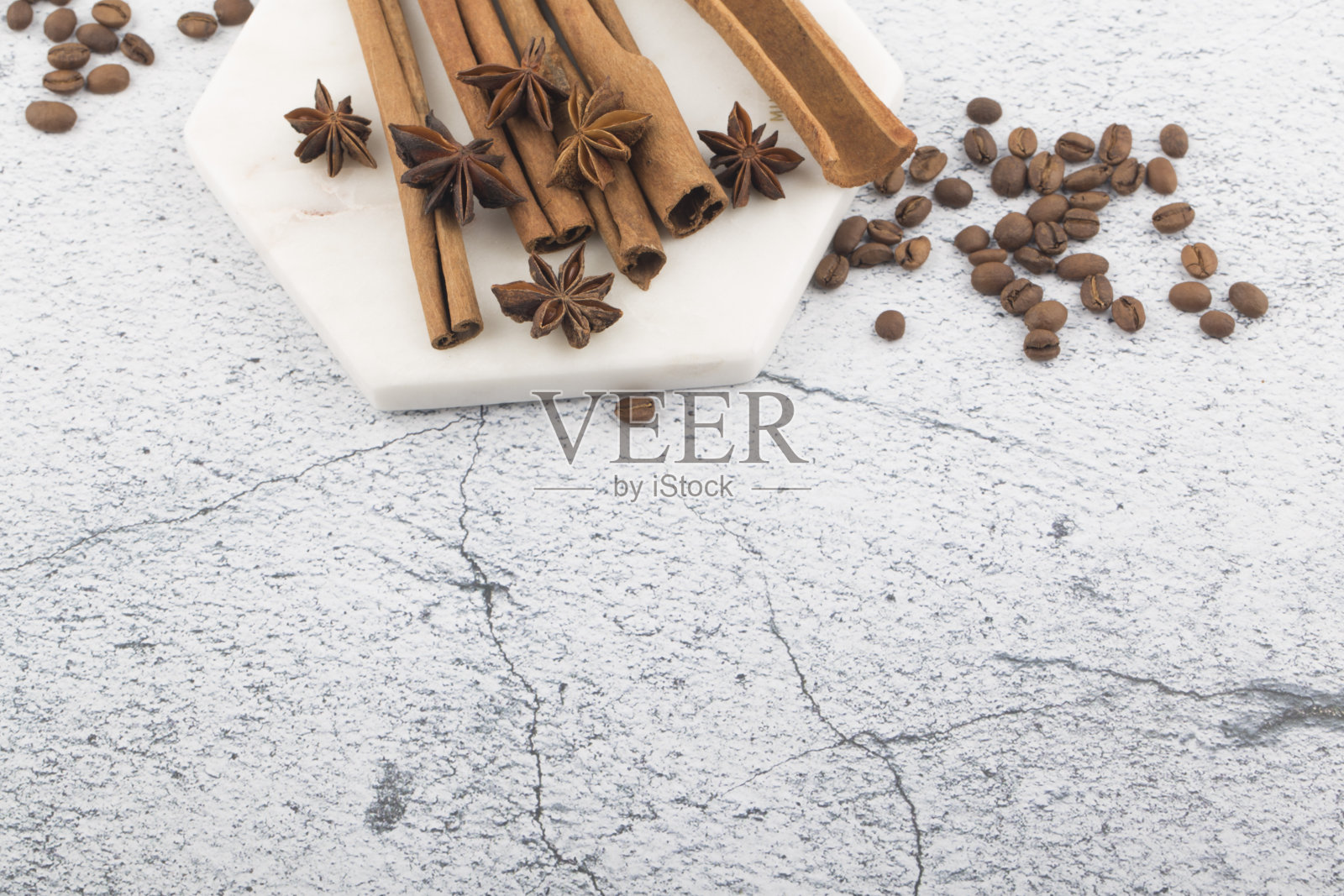 肉桂棒和咖啡豆。前视图。照片摄影图片