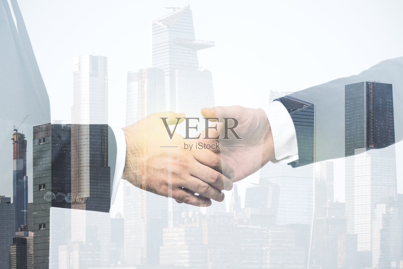 多曝光握手两名商人对城市景观的背景，交易和合作的理念照片摄影图片
