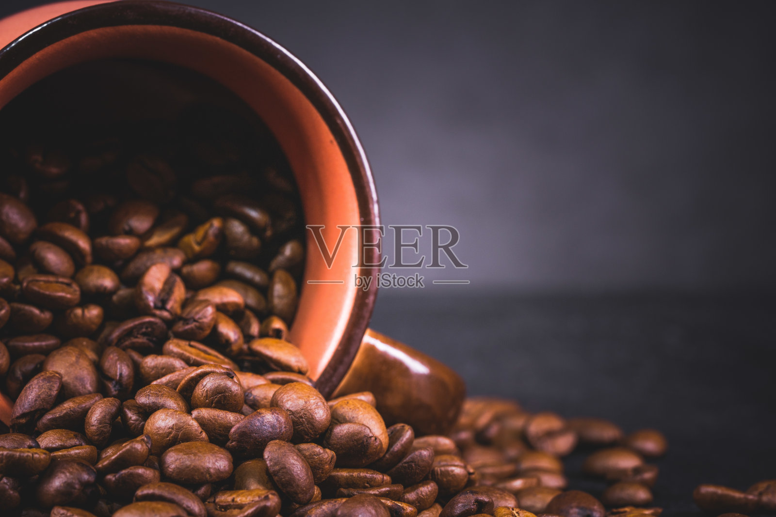 在黑色背景下烘焙咖啡豆照片摄影图片