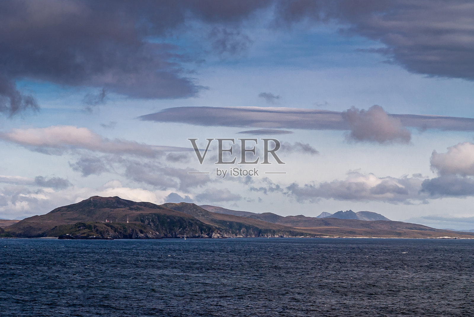 智利合恩角云景下的霍诺斯岛研究中心。照片摄影图片