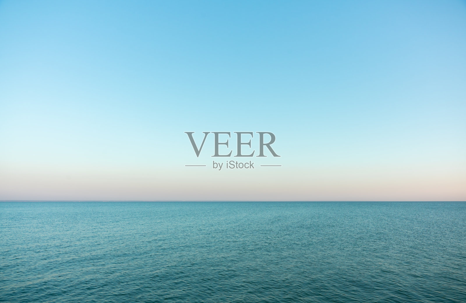 傍晚海面平静，蔚蓝的天空。晚上海景。照片摄影图片