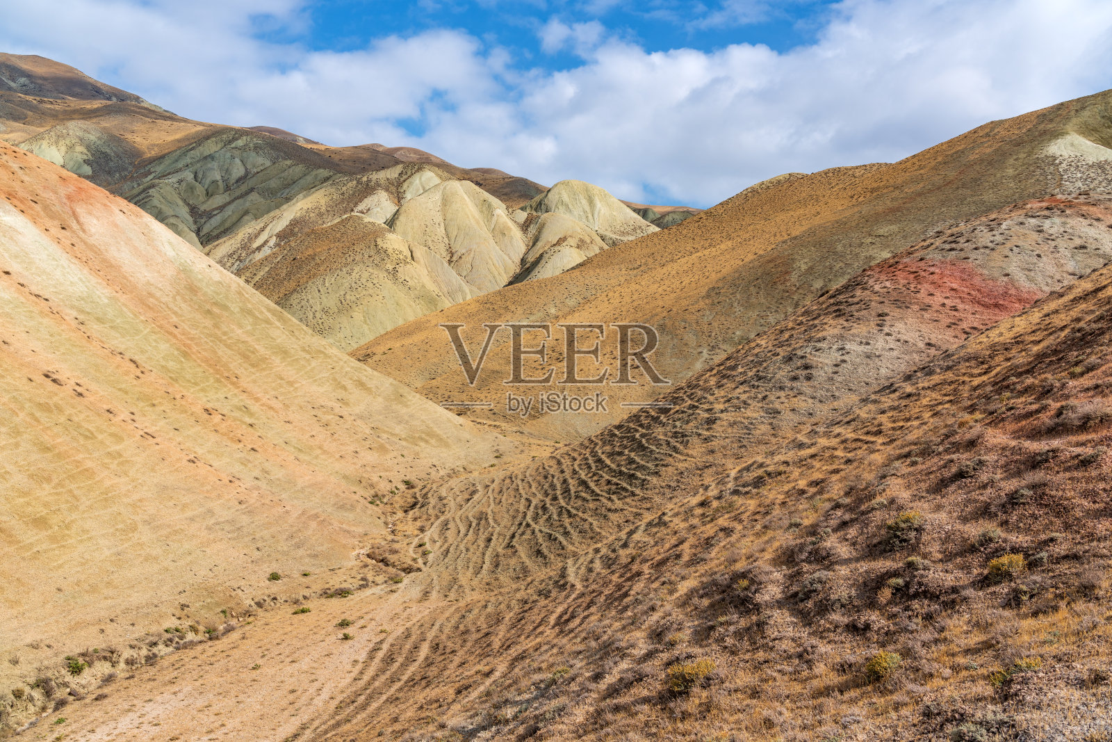 山川红条纹山水，自然之美照片摄影图片