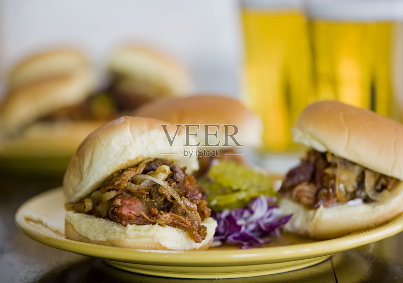 烤猪肉三明治或烤牛肉三明治配烤面包，加上融化的瑞士奶酪，sautéed洋葱，生菜，番茄，蛋黄酱，加盐和胡椒调味。经典的烧烤餐厅或三明治餐厅的最爱。照片摄影图片