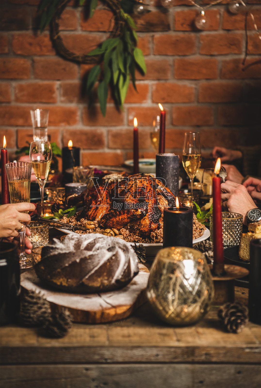 圣诞节或新年节日庆祝聚会餐桌的设置照片摄影图片