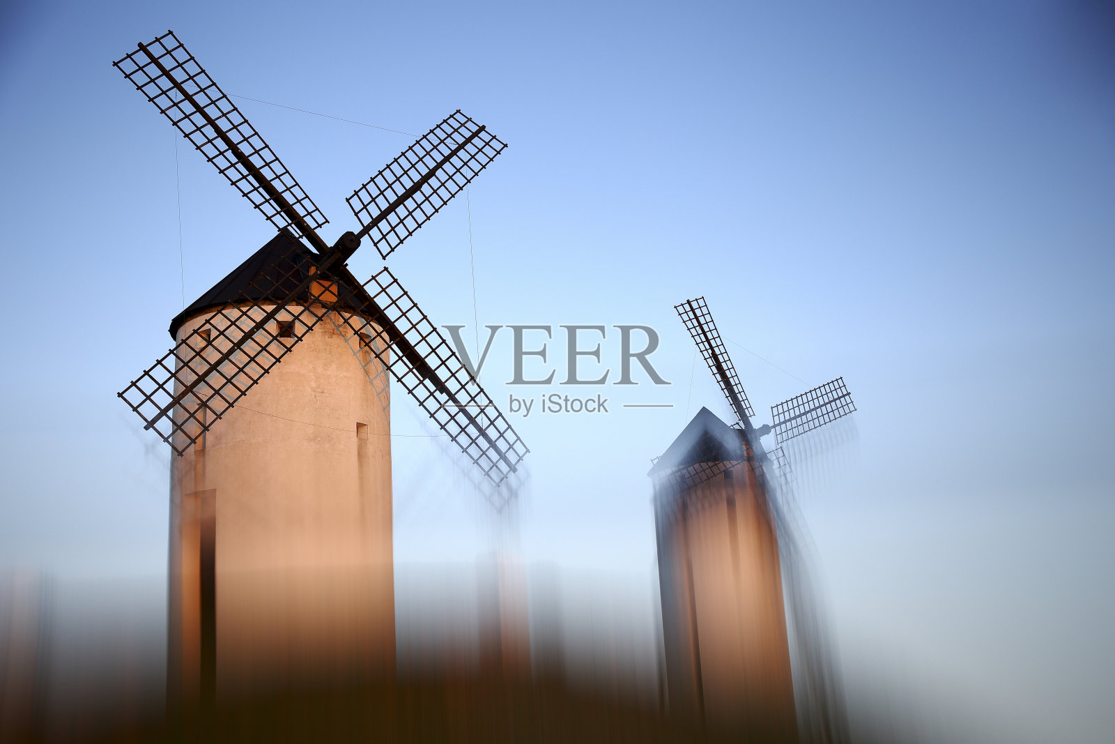 西班牙黎明时分的一排风车照片摄影图片