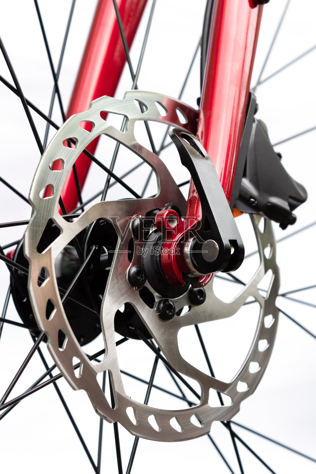 自行车的液压制动系统一个刹车盘的特写与刹车钳在一个白色的背景照片