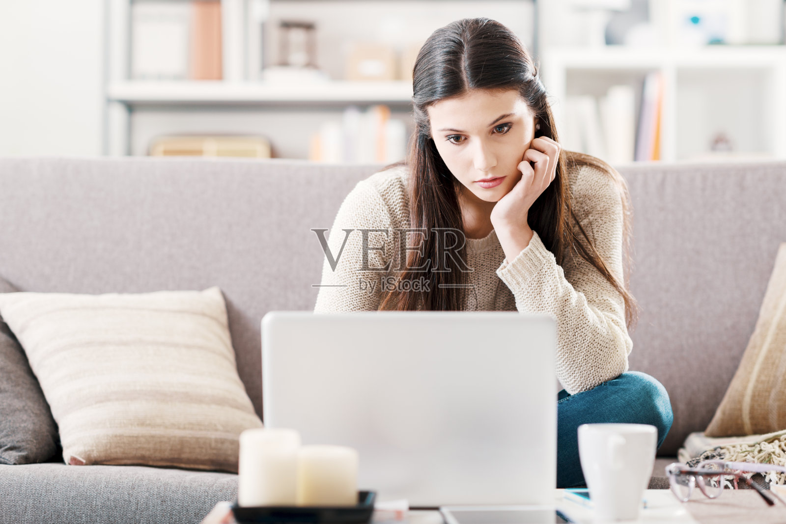 女孩用笔记本电脑照片摄影图片