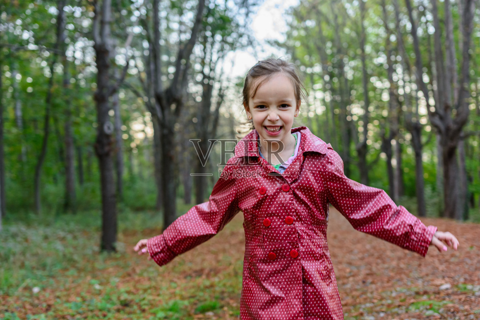 孩子们在秋天的公园里奔跑照片摄影图片