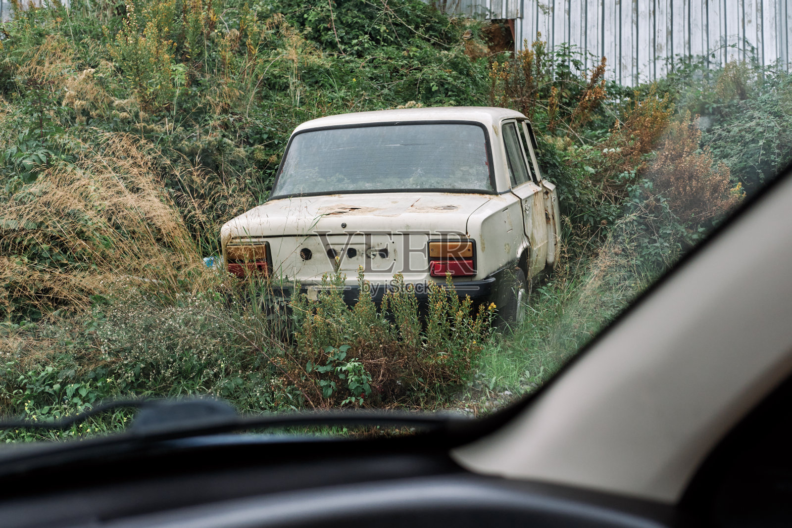 废弃的旧汽车照片摄影图片