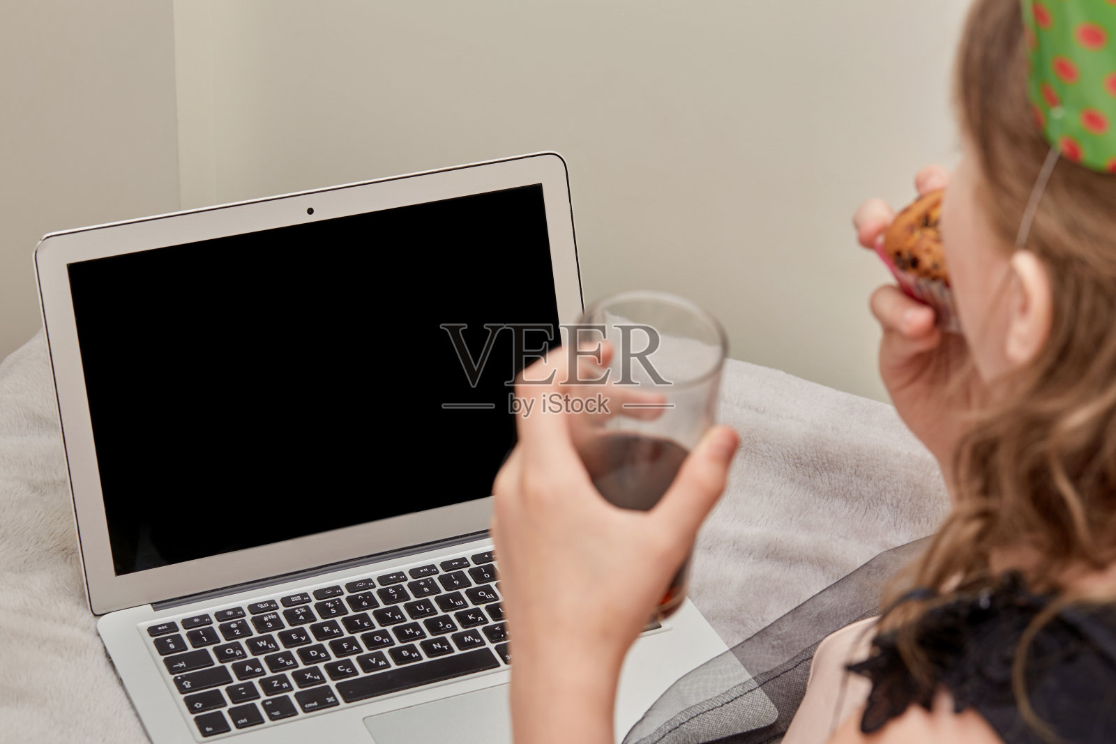 一个女孩吃生日蛋糕和喝苏打水的背影。面对面交谈。照片摄影图片