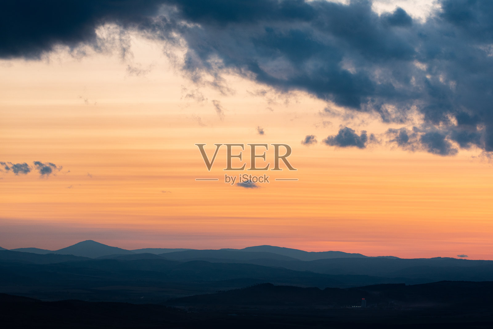 风景日落的颜色在山上和丘陵橙色，红色，黄色，蓝色阴影自然美保加利亚农村照片摄影图片