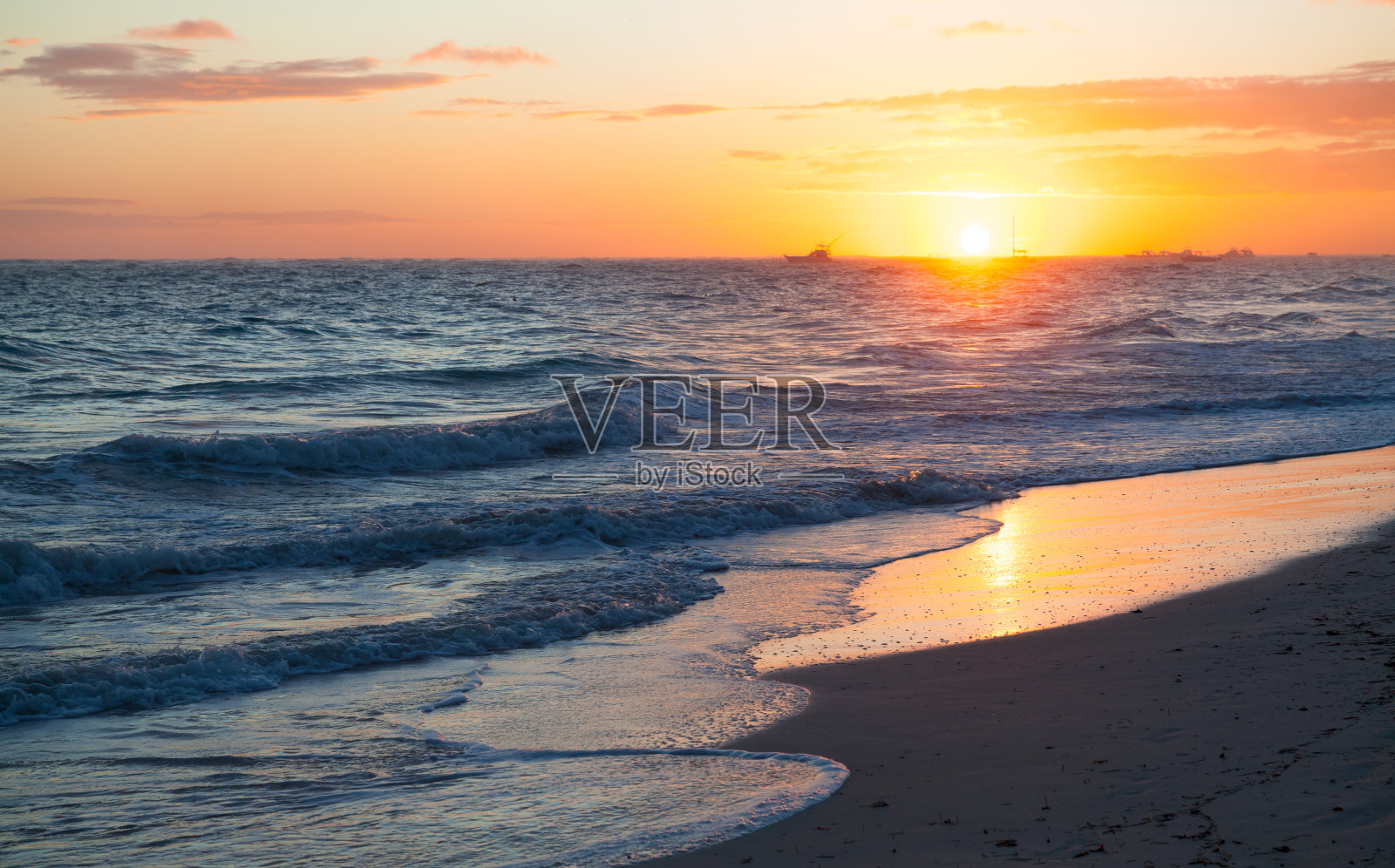 大西洋上五颜六色的日出照片摄影图片