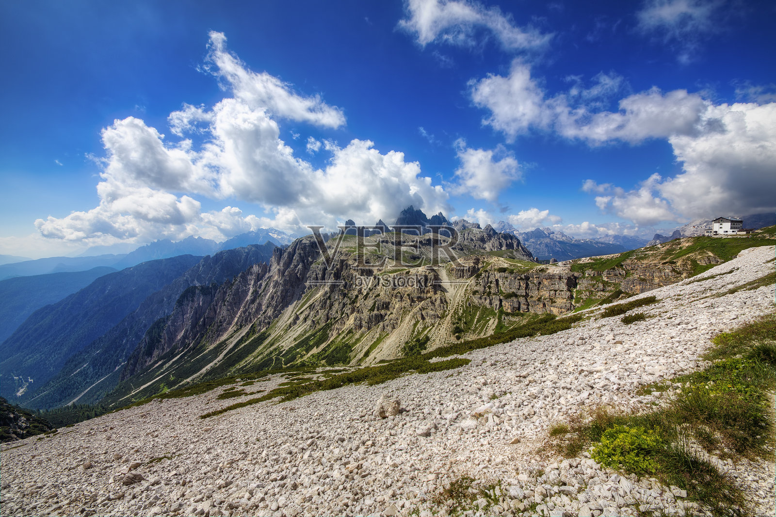 在Rifugio Auronzo的道路上，靠近“Tre Cime di Lavaredo”(Drei Zinnen)， Dolomites，意大利照片摄影图片