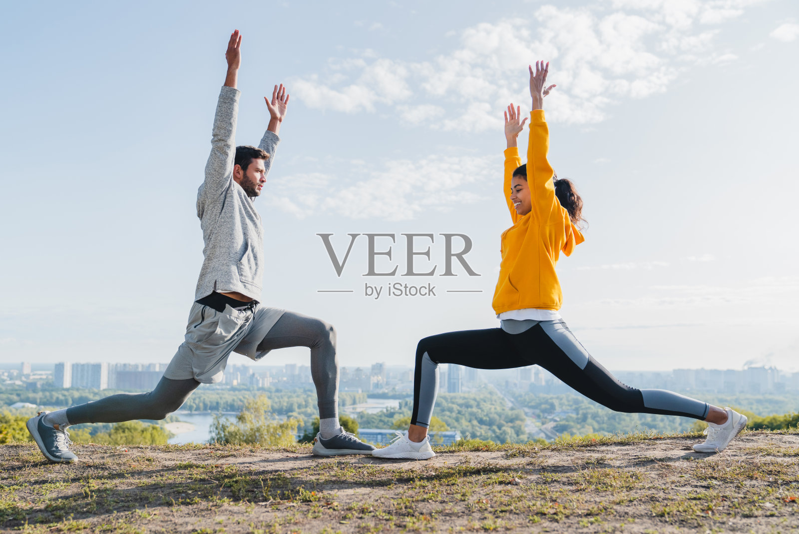 年轻的健康夫妇在户外晨练一起做滑梯照片摄影图片