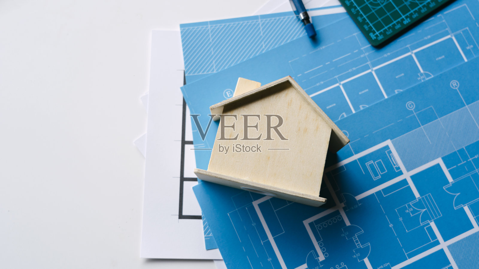 建筑师俯视图房屋木制蓝图建筑项目工程师工具。照片摄影图片