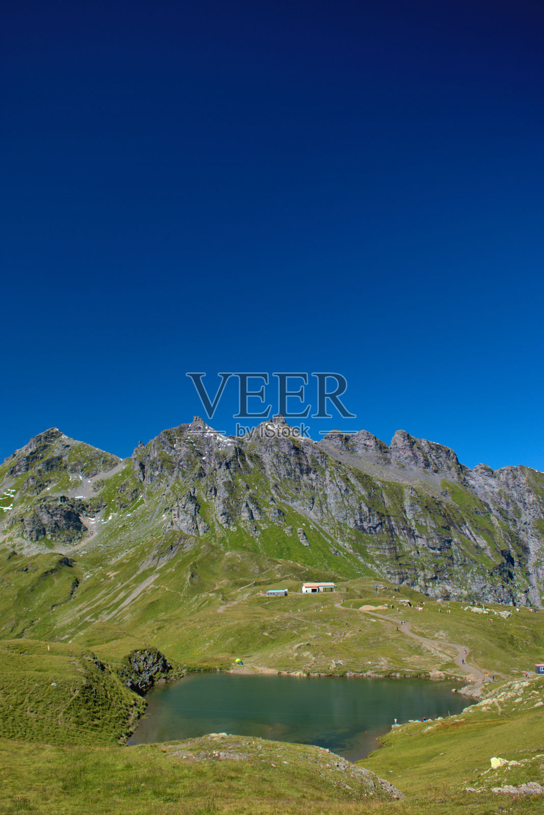 瑞士皮索尔山的小湖，7.8.2020照片摄影图片