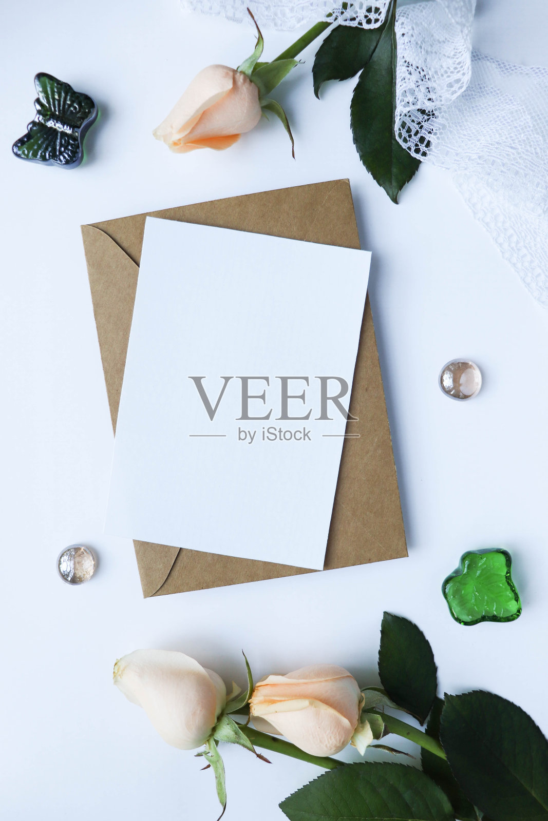 白色背景上一小束米色玫瑰照片摄影图片