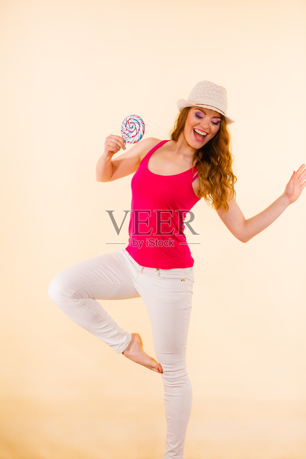 女人手里拿着五颜六色的棒棒糖照片摄影图片