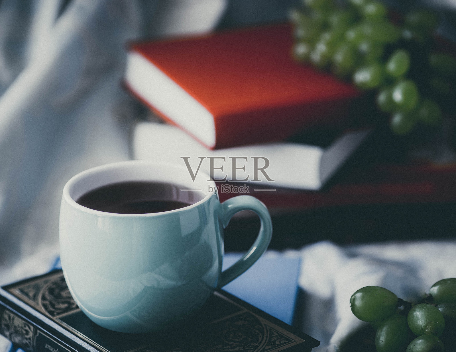 杯子与书籍。早餐是咖啡、水果和书。咖啡，水果和书籍的静物生活。有书和一杯咖啡的静物画。一杯茶，一页你最喜欢的书。喝茶看书照片摄影图片