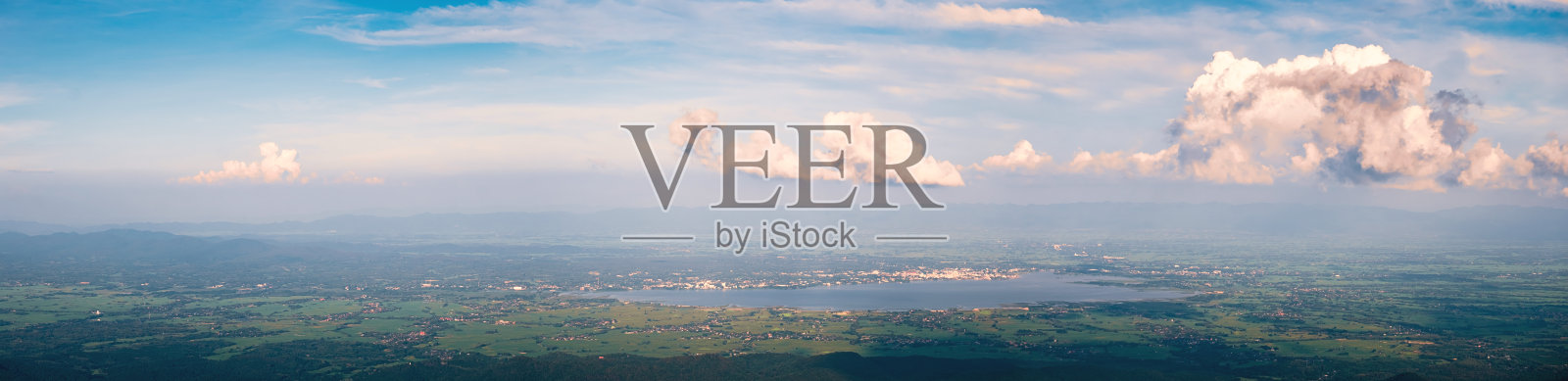 山和云的全景景观。照片摄影图片