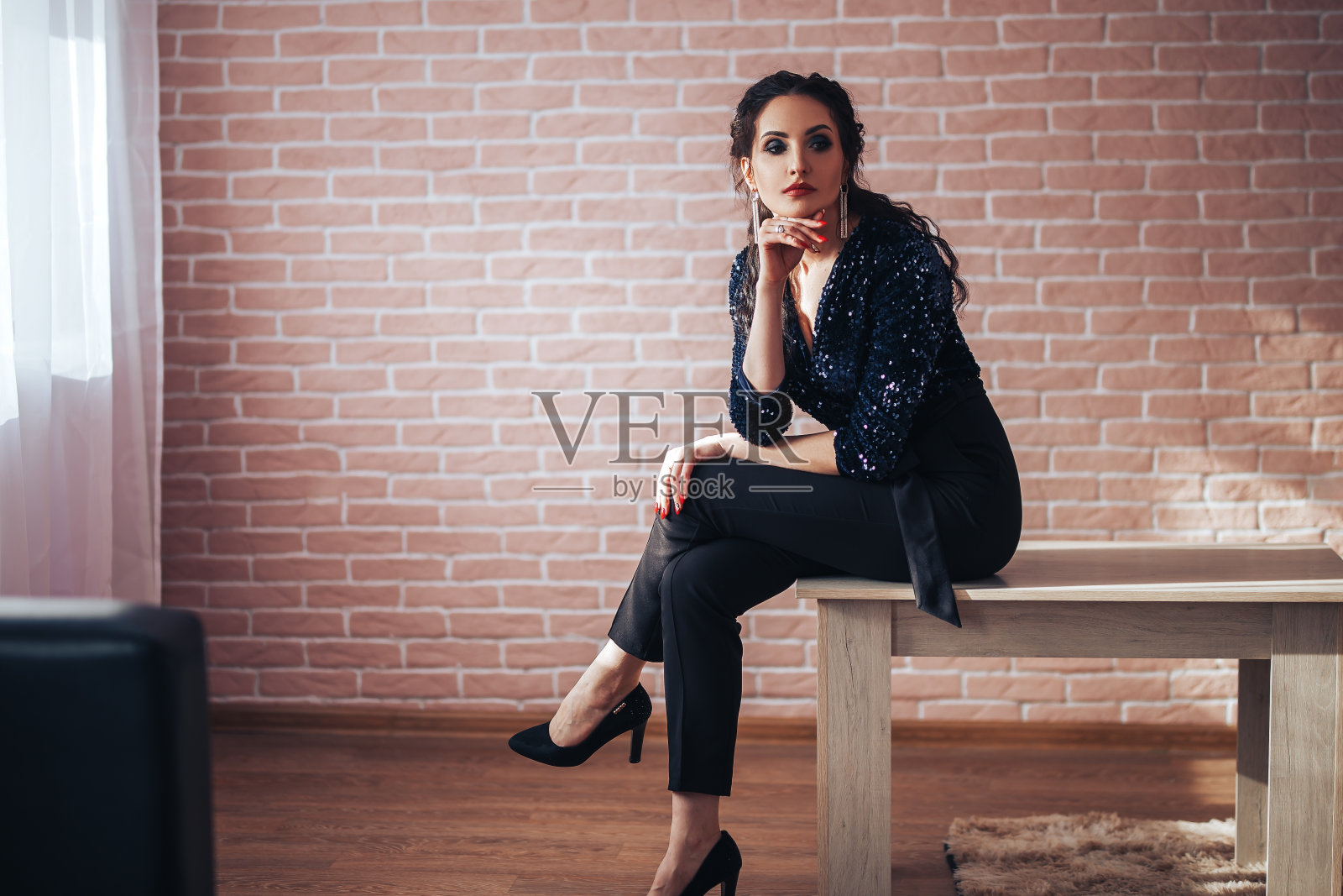 性感成熟的女人在黑色套装的肖像。照片摄影图片