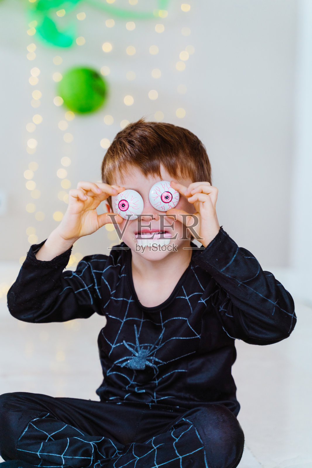 万圣节化妆舞会为家庭和孩子。季节和节日的概念。照片摄影图片