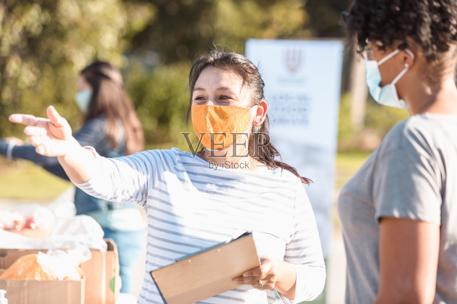志愿者协调员对女志愿者进行指导照片摄影图片