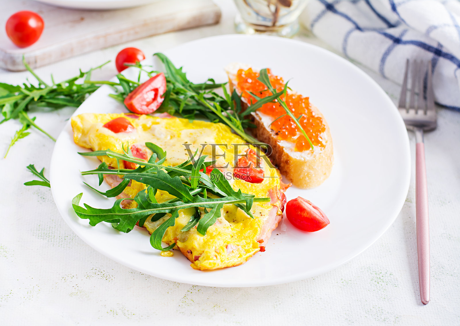 煎蛋卷配番茄、芝士、火腿和红鱼子酱三明治。意式煎蛋饼。照片摄影图片