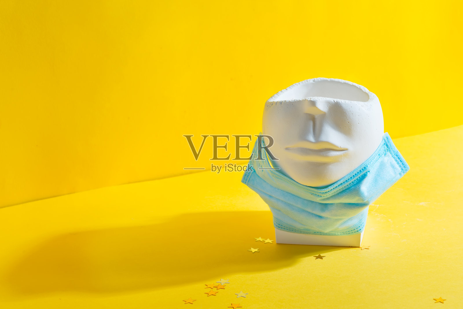 医用口罩面部形状的空石膏罐。照片摄影图片