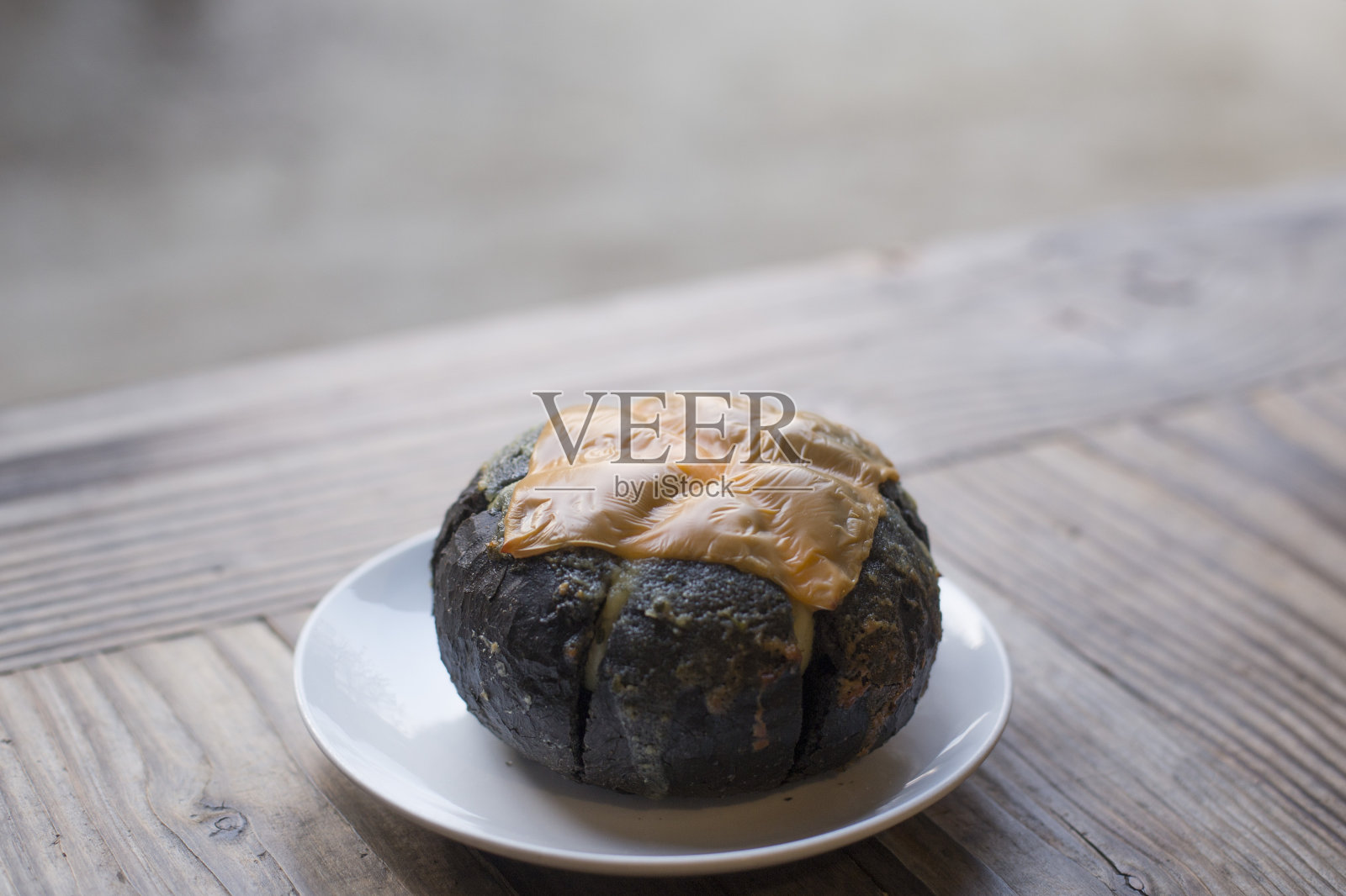 韩国圆蒜面包在地板上。照片摄影图片