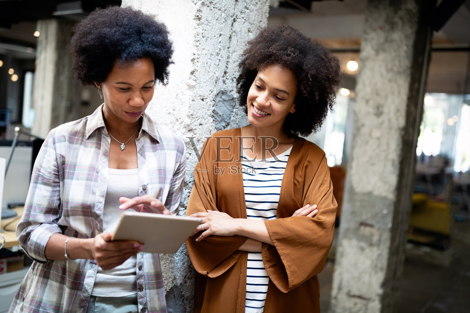 商务人士在办公室有良好的团队合作精神。团队合作成功满足工作场所理念。照片摄影图片