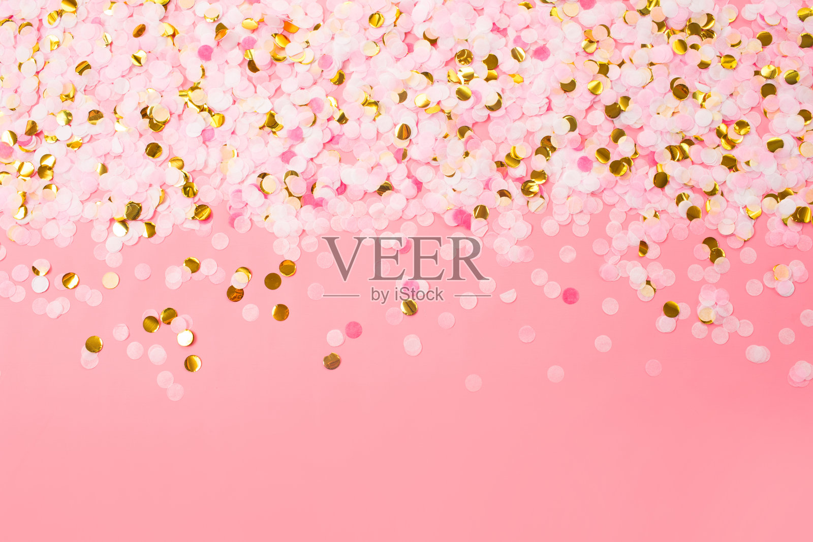 粉红色背景上有许多圣诞彩纸照片摄影图片