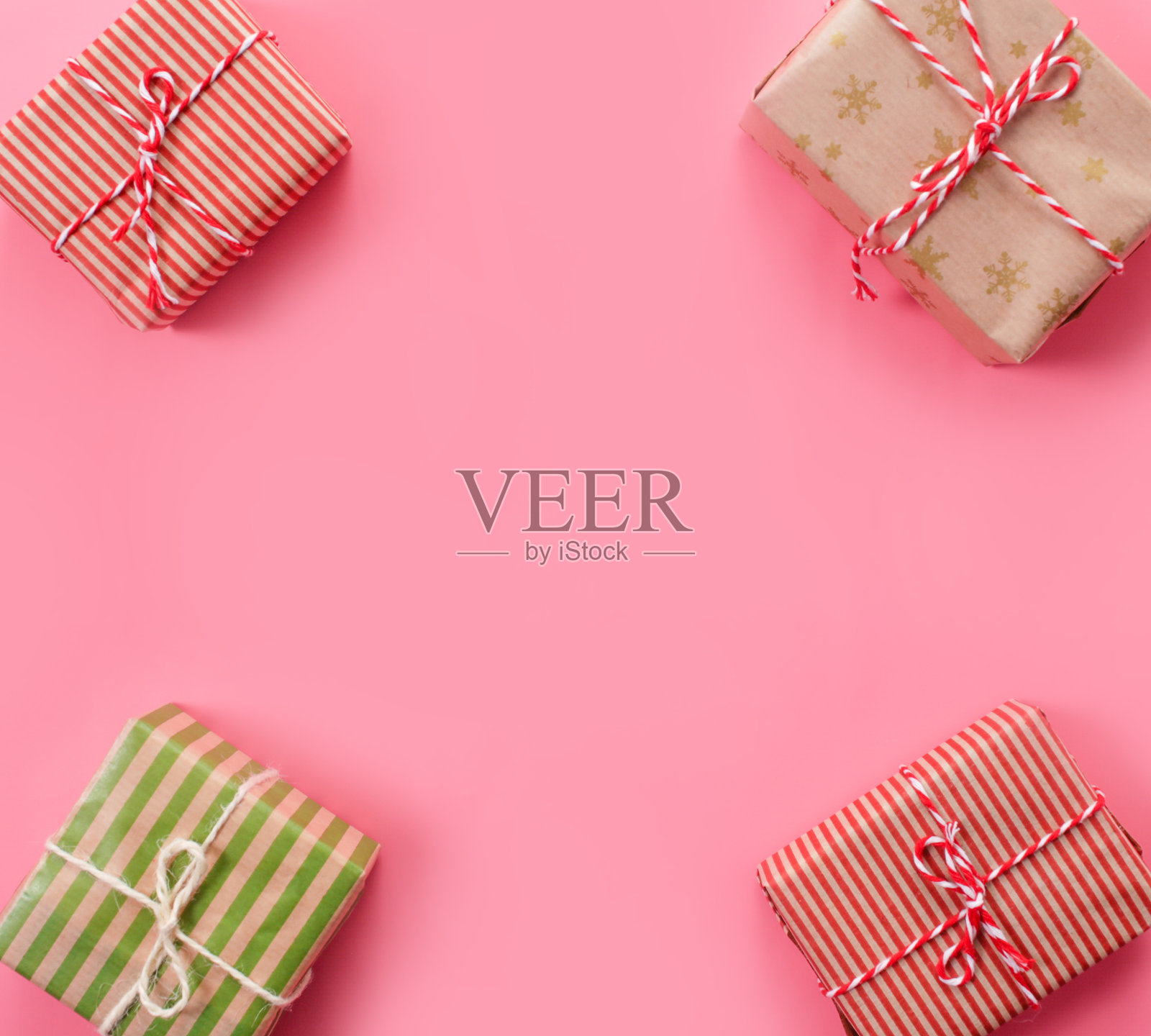 很多粉色背景的圣诞礼物照片摄影图片