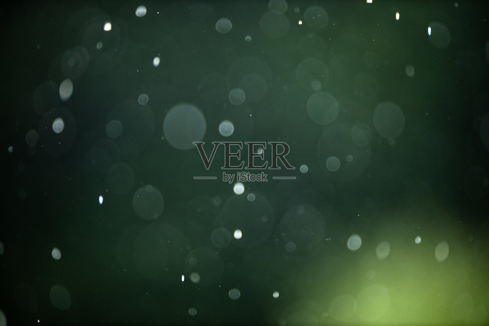 雨从天上落下照片摄影图片